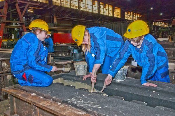 Teilnehmerinnen des Girls' Day 2019 bei der Stahlwerke Bochum GmbH arbeiten an einer Gießform