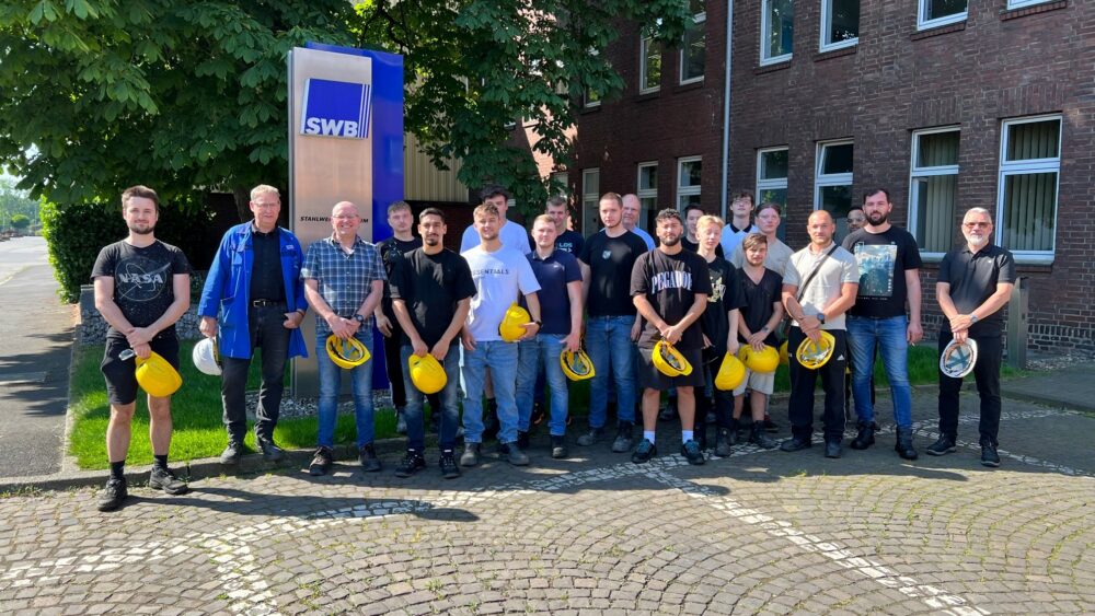 Cuno-Berufskolleg I - Das Foto zeigt die Gruppe der Auszubildenden zum Gießereimechaniker vor dem Verwaltungsgebäude der Stahlwerke Bochum GmbH.