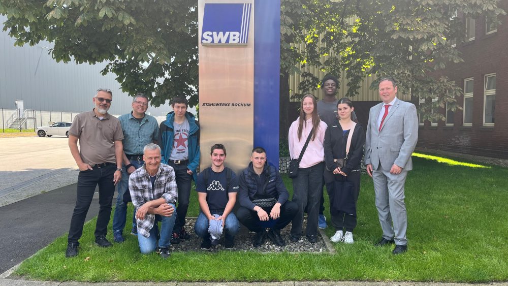 Das Foto zeigt die Besuchergruppe der Richard-Fehrenbach Gewerbeschule Freiburg vor der SWB-Hauptverwaltung