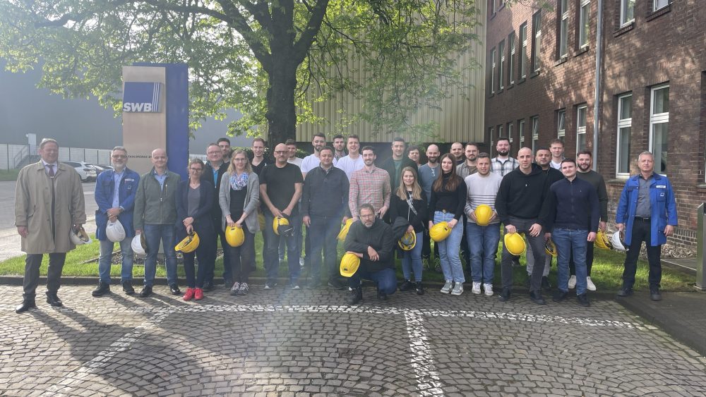 Foto zeigt die Teilnehmenden des BDSV-Stahlrecyclingseminar am 08.04.2024 vor der Verwaltung der Stahlwerke Bochum GmbH