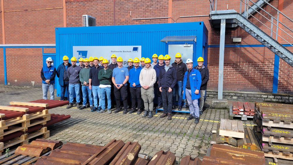 Technikerklasse der Kinzig-Schule, Gruppenfoto vor dem SWB-Versandcontainer