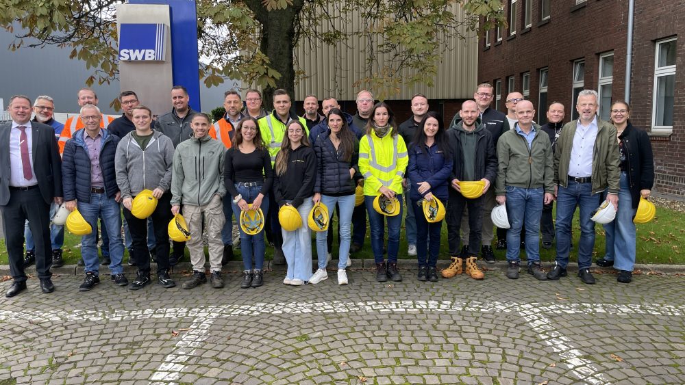 BDSV-Seminar 09/2025 - Teilnehmende vor der SWB-Verwaltung